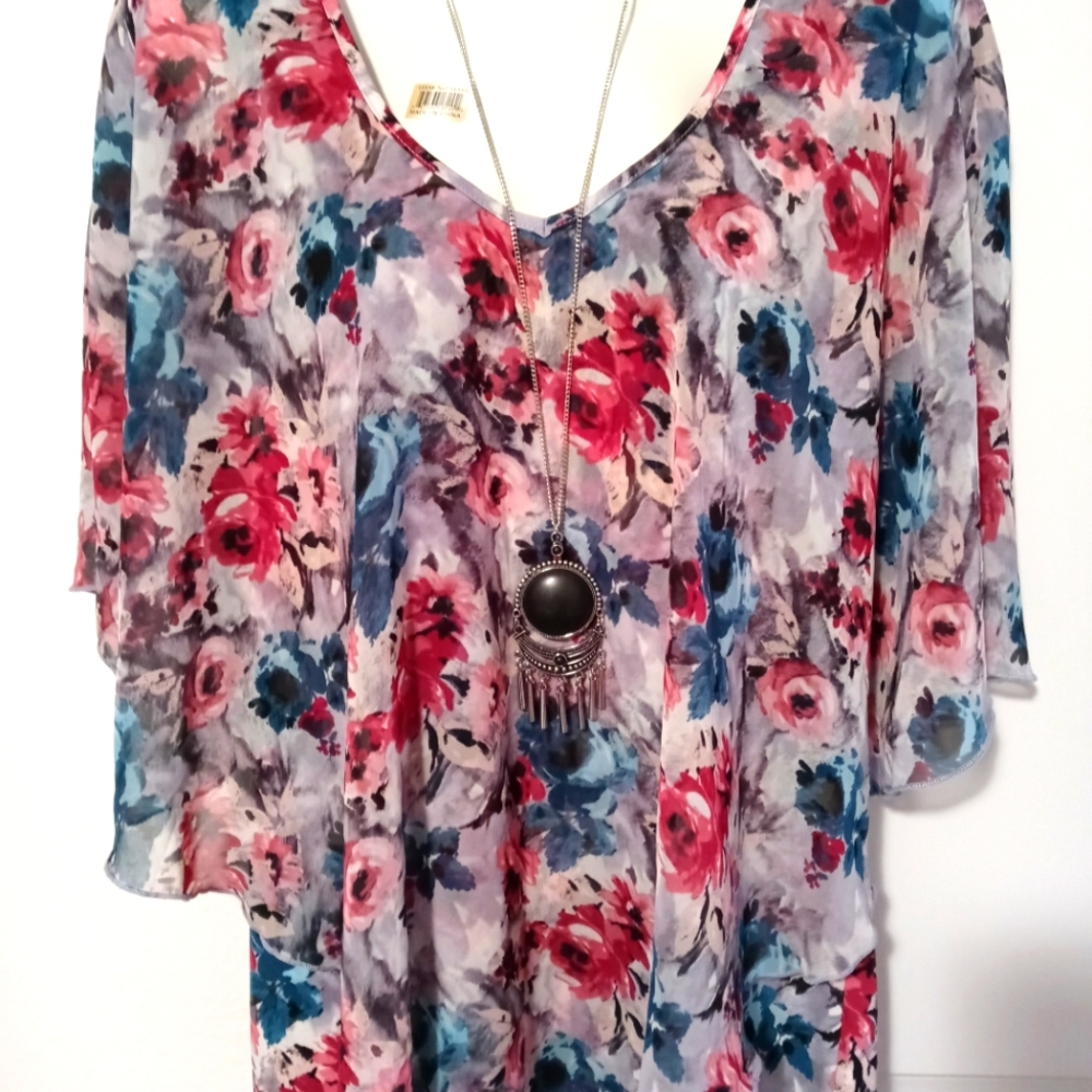 Floral shirt with long necklace